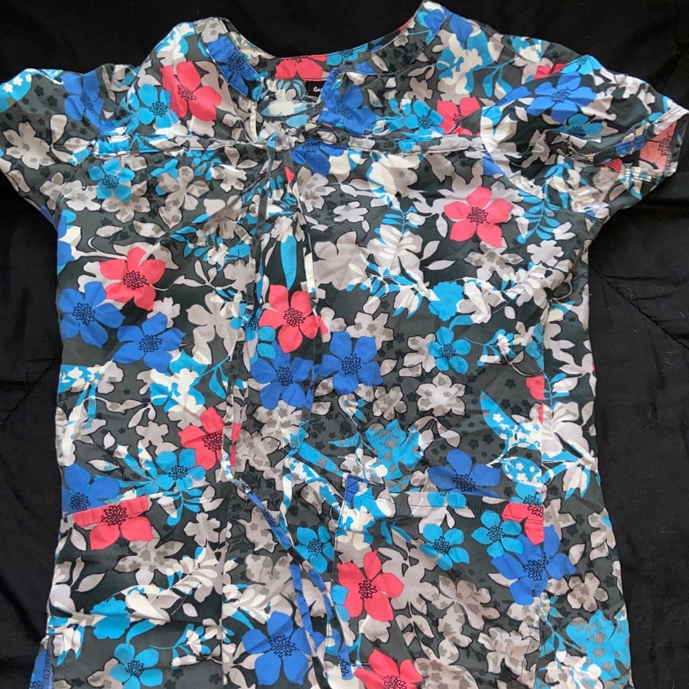 Xs detailed scrub top